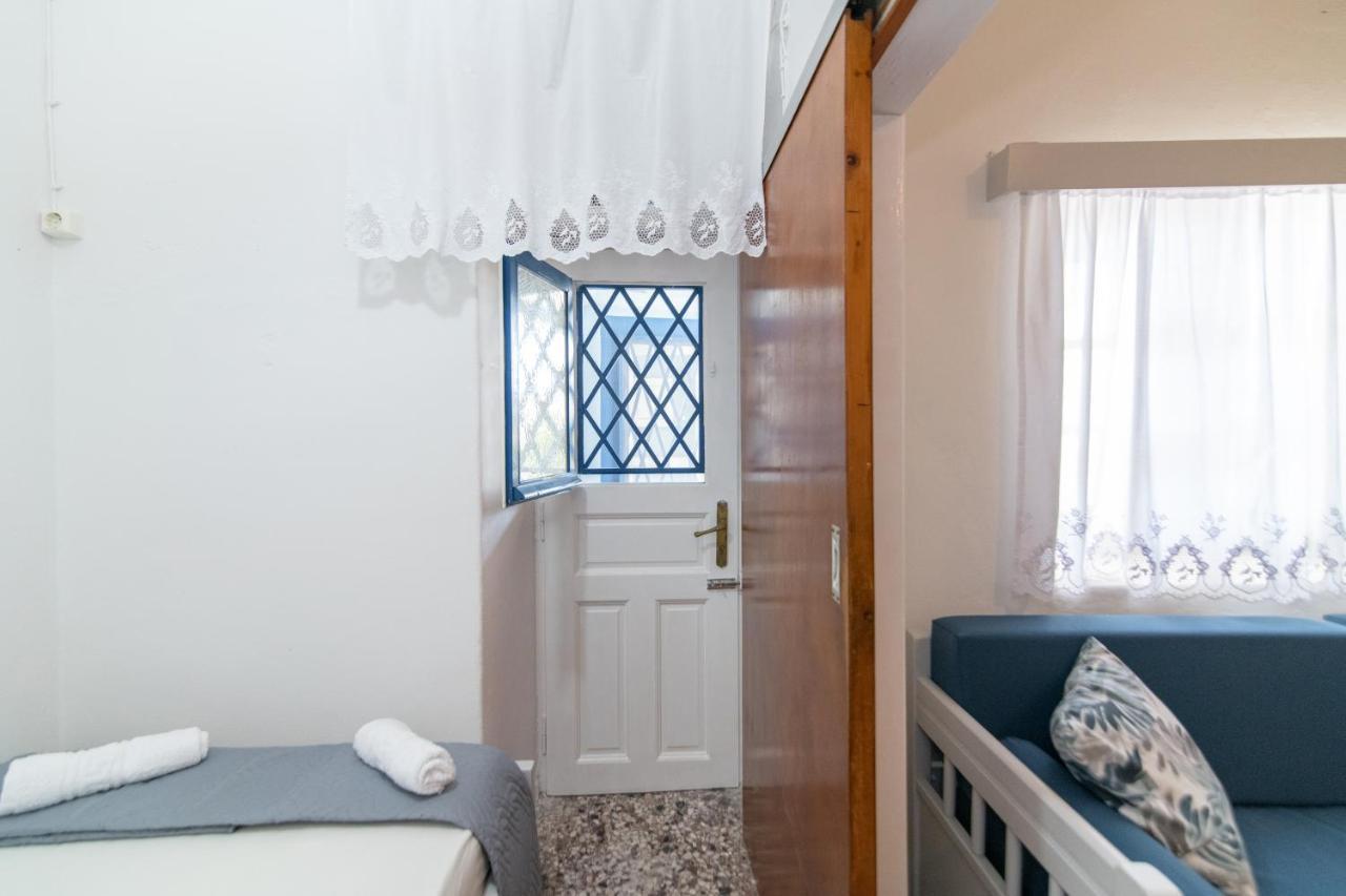 Myroviglia Ysternia * Isternia (Tinos)