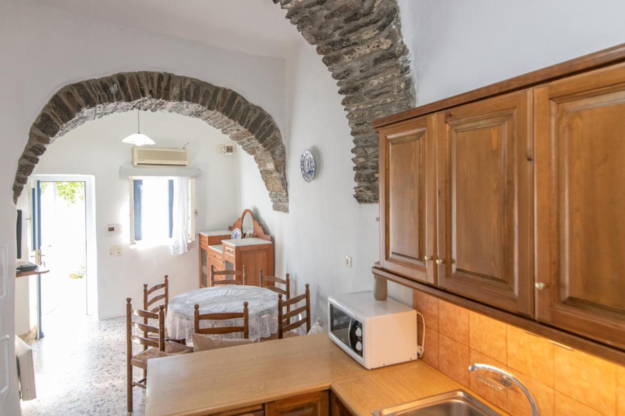 Myroviglia Ysternia Isternia (Tinos)